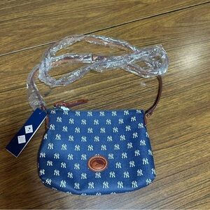 Dooney & Bourke Yankees crossbody pouchett NWT